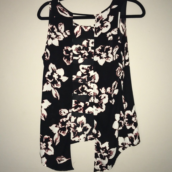 Black, white and pink flower top - Picture 2 of 4